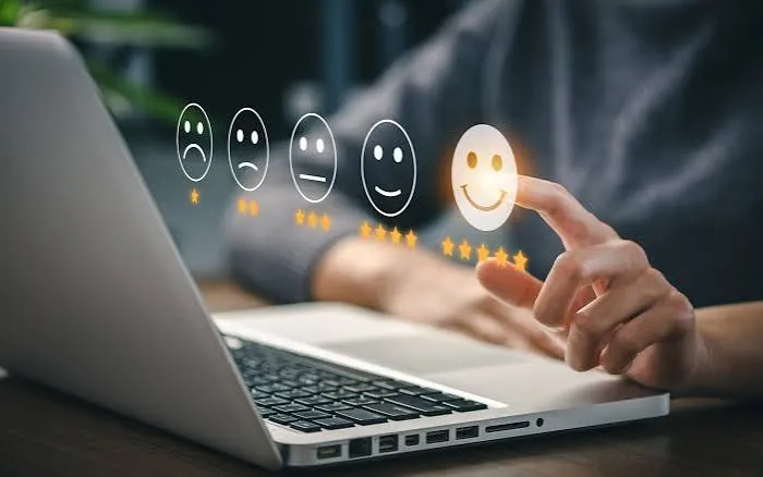 Main sélectionnant un visage souriant, note de satisfaction client